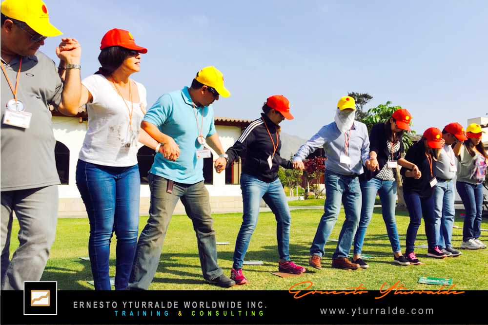 Actividad de cuerdas bajas para fortalecer la confianza y la colaboración en equipos de trabajo